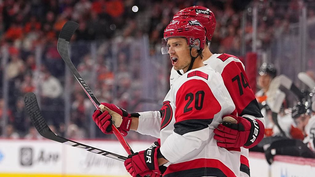 Carolinan Sebastian Aho viimeisteli kaksi maalia 3-2-jatkoaikavoitossa Philadelphiasta.