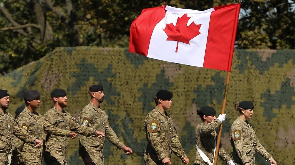 Kanadan armeijan sotilaita sotilasparaatissa.