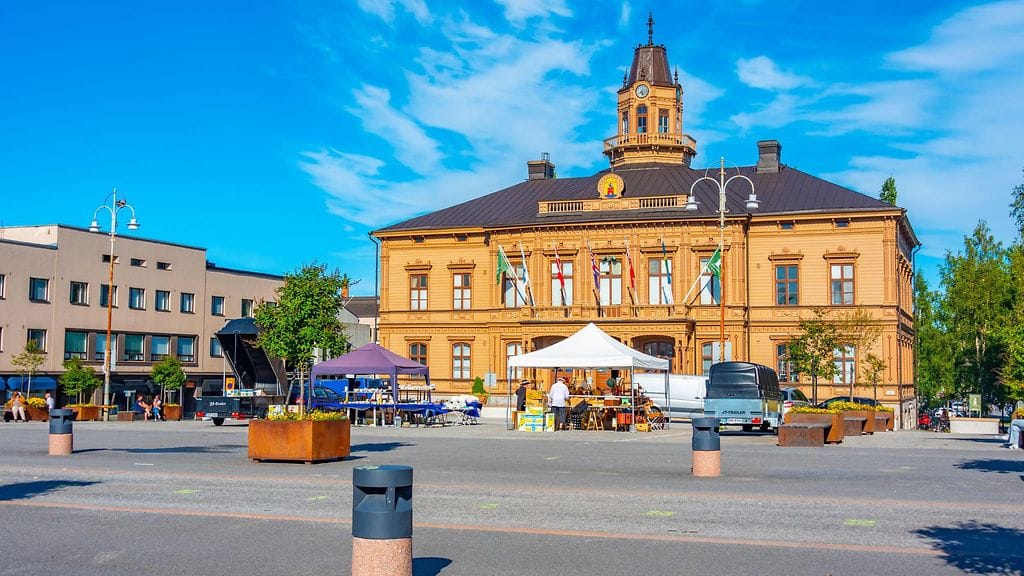 Tehtaan tavoitteena oli valmistaa Pietarsaaressa 40 miljoonaa nikotiinipussia vuodessa.