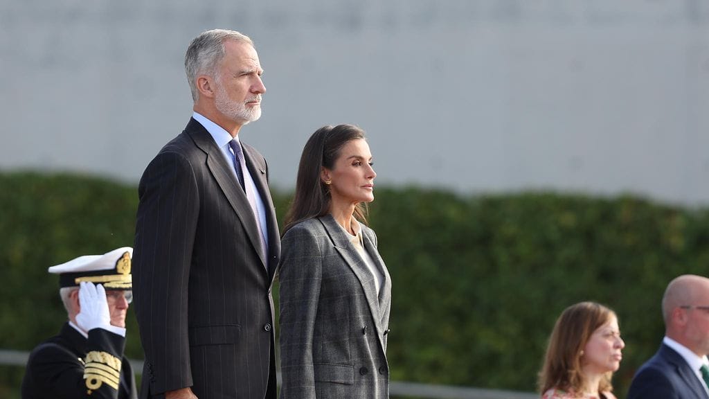 Espanjan kuningas Felipe (vas.) ja kuningatar Letizia osallistuivat viralliseen lähtöseremoniaan Madridissa ennen Suomeen matkustamista.