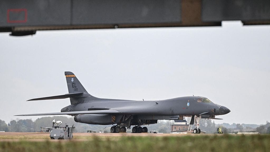Etelä-Englannissa sijaitsevassa Fairfordin lentotukikohdassa oli 12 Yhdysvaltain B-1-pommikonetta.