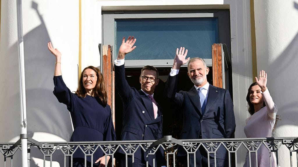 Presidenttipari ja kuningaspari tervehtivät Presidentinlinnan parvekkeelta.