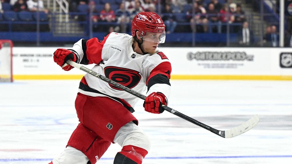 Juuso Välimäki nousee Carolinan NHL-miehistöön.