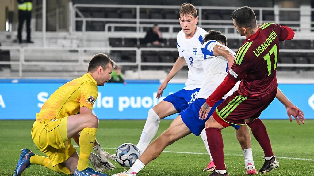 Lukas Hradecky torjui avauspuolikkaalla rankkarin.