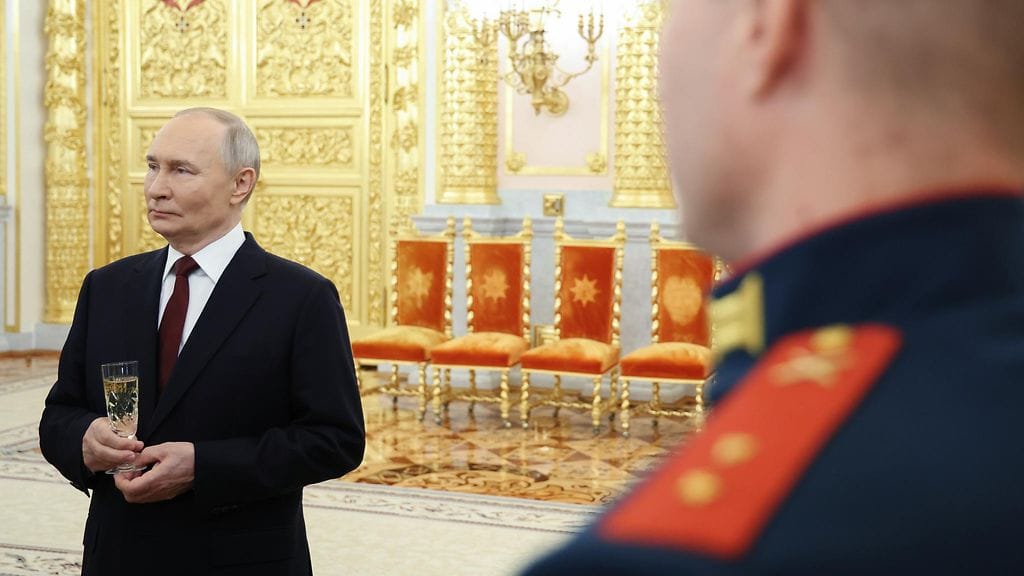 Putin nosti maljan Venäjän riveissä sotineille Kremlissä vuonna 2024.
