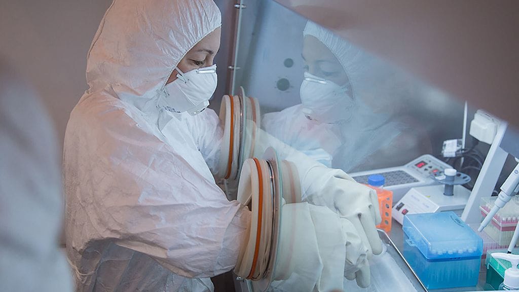 Venäläisen Irkutsk Antiplague Research Institute -tutkimuslaitoksen julkaisema päivämäärätön lehdistökuva asiantuntijasta laboratoriossa.