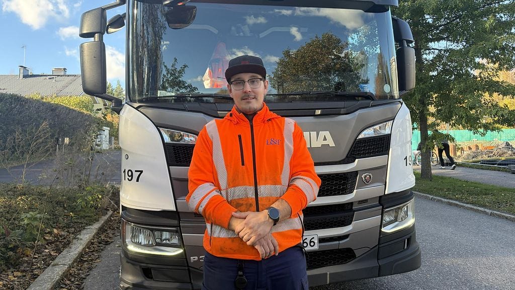 Kuljetusala on fyysisesti kuormittavaa työtä. Kuvassa jäteauton kuljettaja Markus Mikkonen.