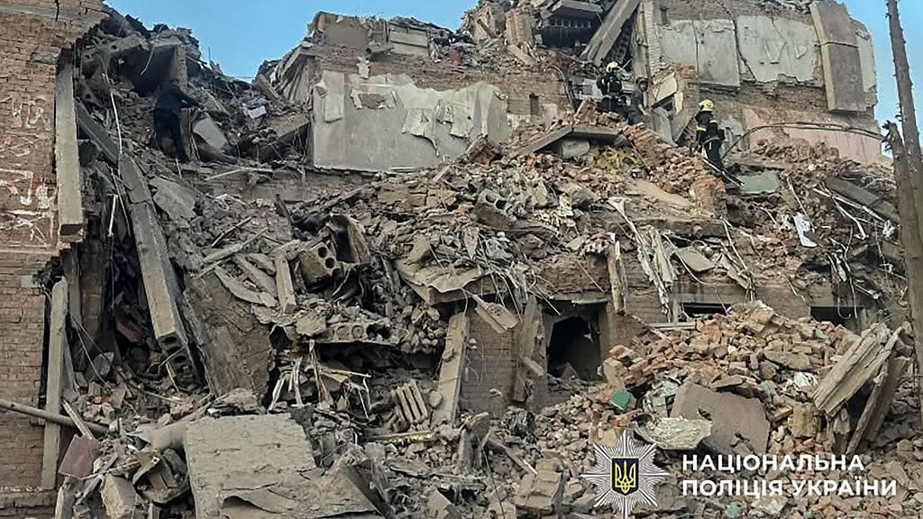 Viranomaisten julkaisema kuva ilmaiskujen aiheuttamista tuhoista Prylukyssä Ukrainassa.