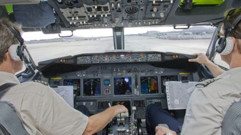 Suomalainen perämies ei uskalla jättää joitakin kapteeneina toimivia "huru-ukkoja" yksin ohjaamoon. Kuvituskuva. Kuvan henkilöt eivät liity juttun.