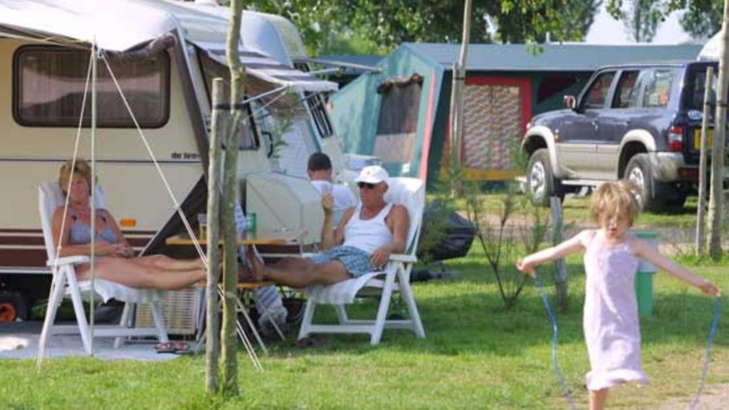 Kesä on karavaanareiden kulta-aikaa. Kuvan henkilöt eivät liity haastatteluun.