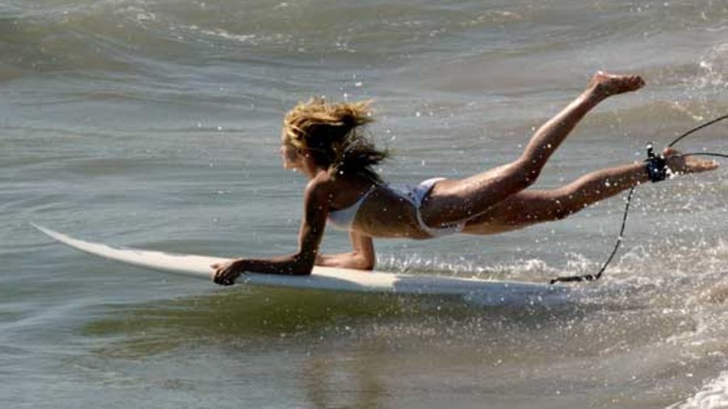 Cameron Diaz liukuu aaltojen syleilyyn Charlien enkelit -elokuvassa.