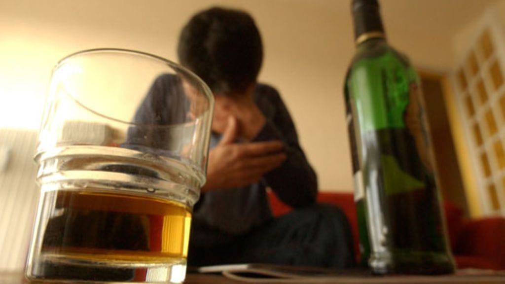 Masennus ja alkoholi kulkevat käsi kädessä. Kuvituskuva.