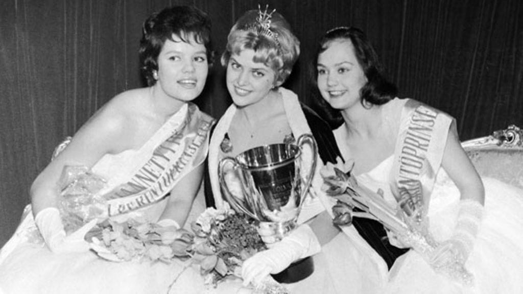 Kuvassa Miss Suomi 1959 Tarja Nurmi perintöprinsessoineen.