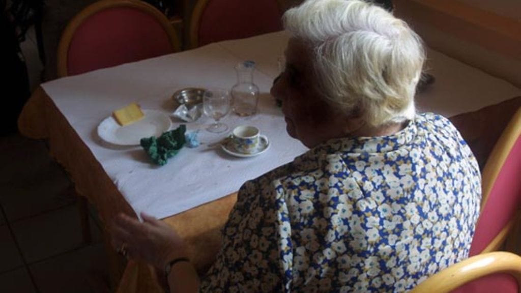 Studio55.fin lukija kertoo hoitajien kysyneen, voisiko hänen äitiään ruokkia vähemmän, jotta kuolema nopeutuisi. Kuvituskuva.