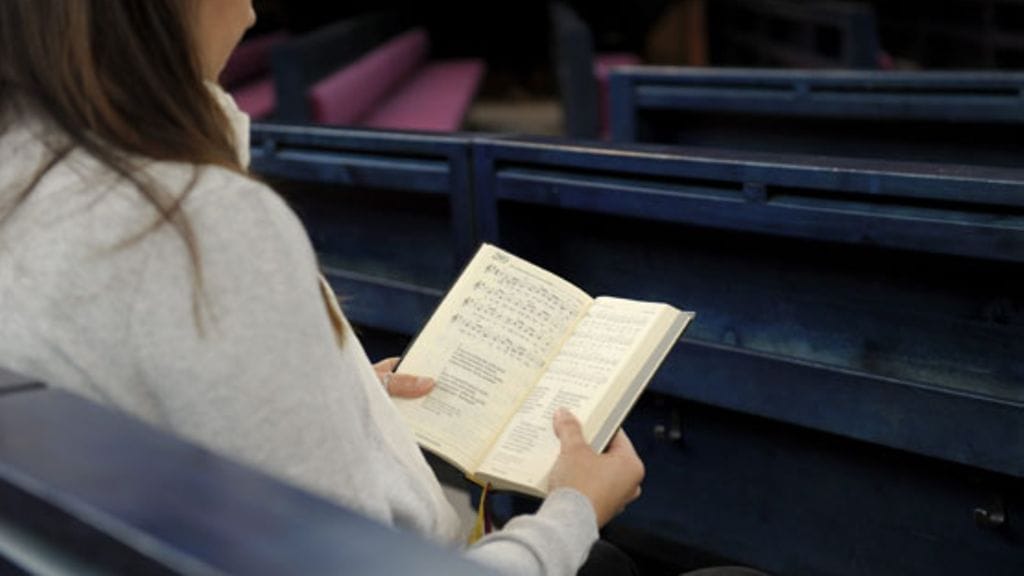 Sadinmaan mielestä kirkon köyhtyminen saattaisi palauttaa sen oikeiden asioiden ääreen. Kuvituskuva. Kuvan henkilö ei liity juttuun.