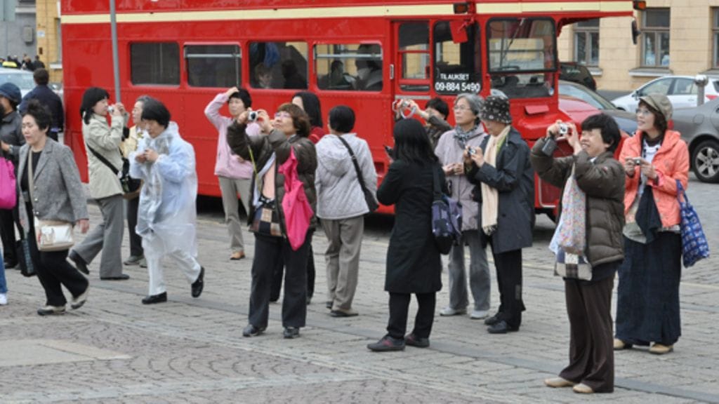 Aasialaisia turisteja Senaatintorilla.