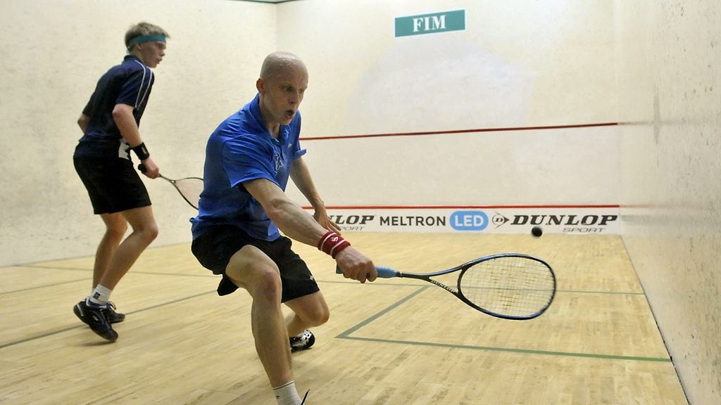 Olli Tuominen (edessä) ja Henrik Mustonen squashin SM-kilpailujen miesten loppuottelussa