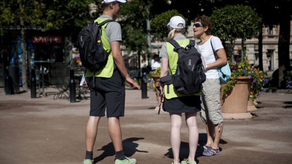 Helsinki Help -turistineuvojat Esplanadin puistossa.