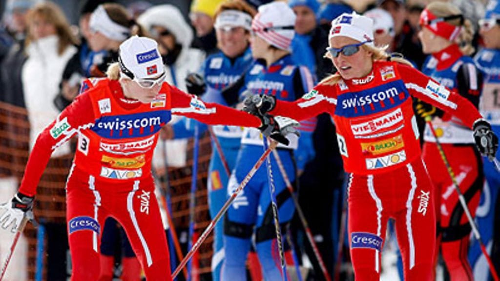 Norjan Kristin Störmer Steira ja Therese Johaug vaihtavat, kuva: EPA/ARNO BALZARINI