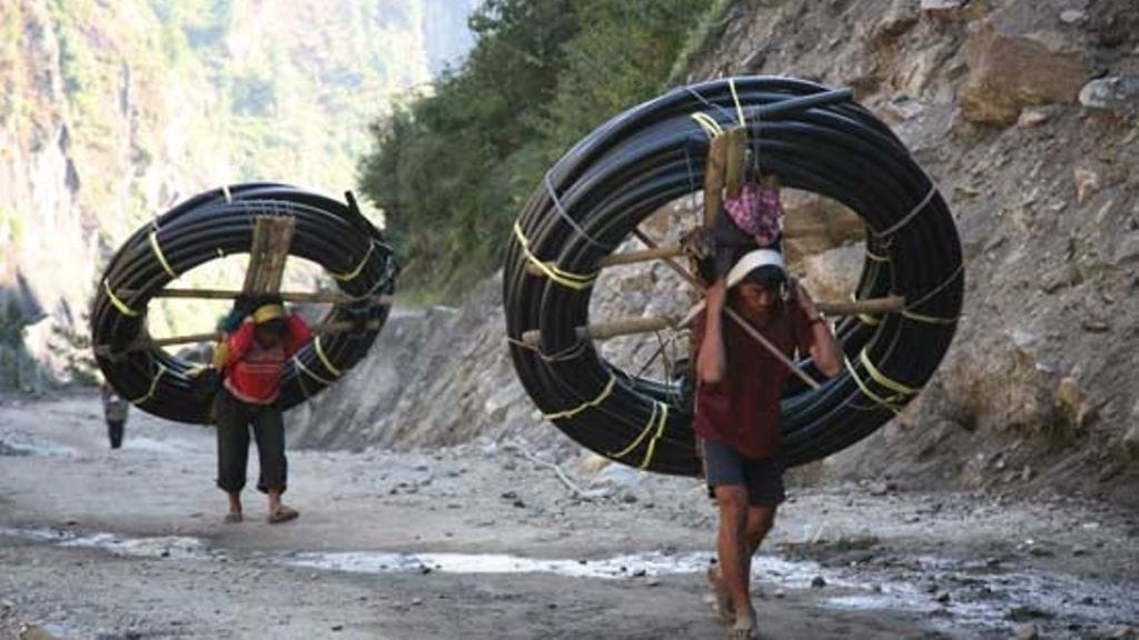 Nykyaika saapuu vuoristoon, uusi tie ja vesijohdot.