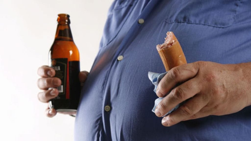 Lääkärin mielestä keskimääräinen suomalainen keski-ikäinen mies voisi huolehtia terveydestään paremmin. Kuvituskuva.