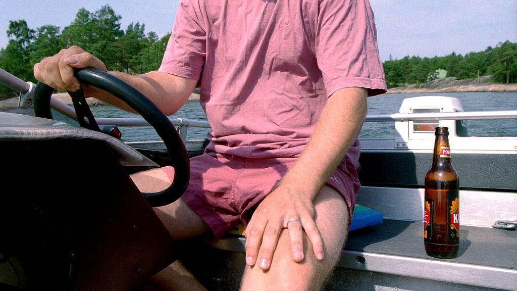 Humalassa veneilevä vaarantaa itsensä ja muut. Kuvituskuva.