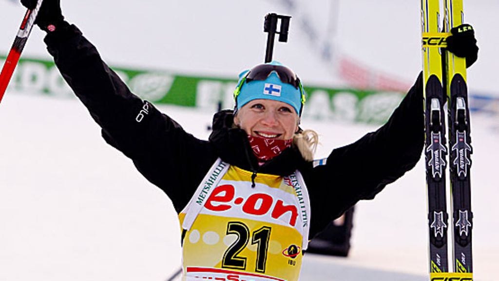 Kaisa Mäkäräinen juhlii Slovenian Pokljukassa.