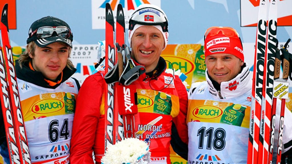 Lars Berger (kesk.), Leonid Karnejenka ja Tobias Angerer muodostivat yllättävän mitalikolmikon Sapporon 15 kilometrillä 2007.