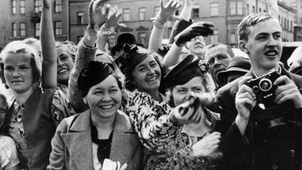 Omaiset hyvästelevät Amerikkaan lähtijät.