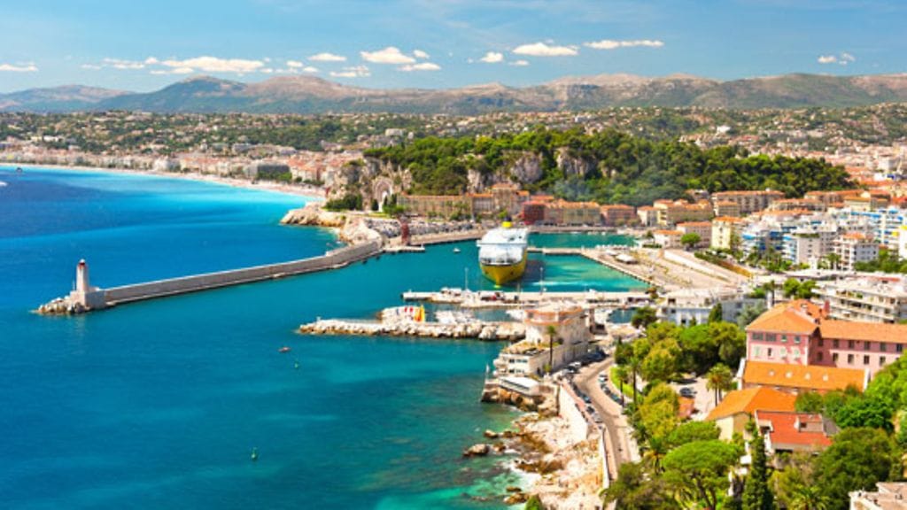 Helena Petäistö kuvailee Nizzaa Ranskan Rivieran kruunaamattomaksi kuningattareksi.