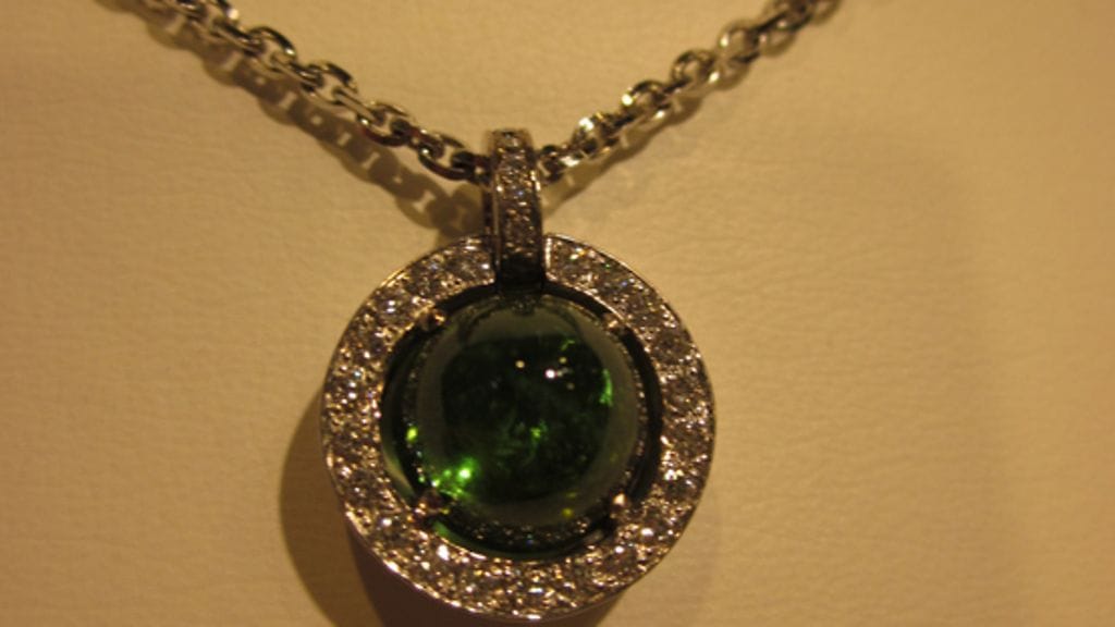 Näyttävä koru kruunaa juhlatyylin.