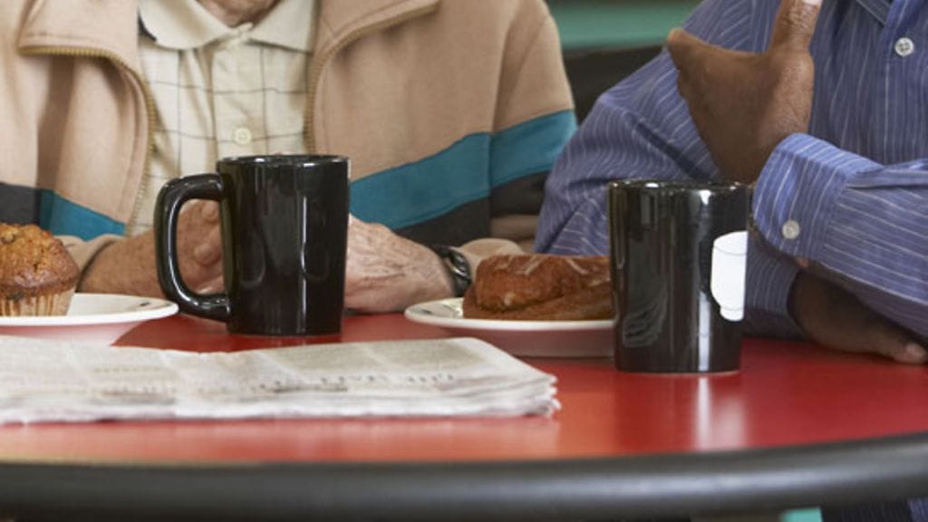 Poliisina työskennellyt Sakari Pipatti nautti pullakahveista rikollisten kotona.