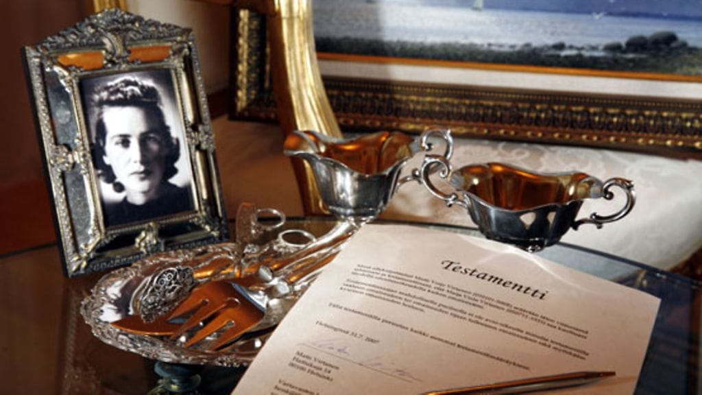Testamentti kannattaa aina tehdä asianajajan avustuksella. Kuvan nainen ei liity juttuun.