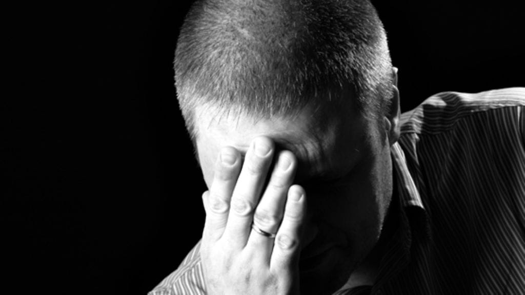 Työkyvytön Matti on väsynyt taistelemaan oikeuksiensa puolesta. Kuvituskuva.