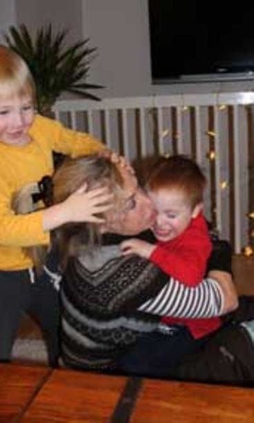 Leena-mummi jaksaa remuta lastenlasten kanssa.