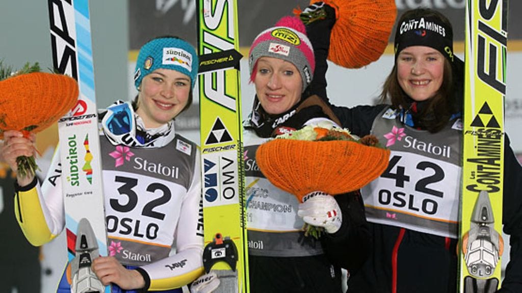 Naisten mäkihypyn mitalistit Oslon MM-kisoissa: Elena Runggaldier, Daniela Iraschko ja Coline Mattel.