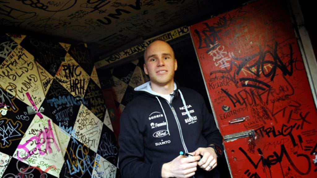 Räppäävä luistelija Mika Poutala Tavastian takahuoneessa vuonna 2010