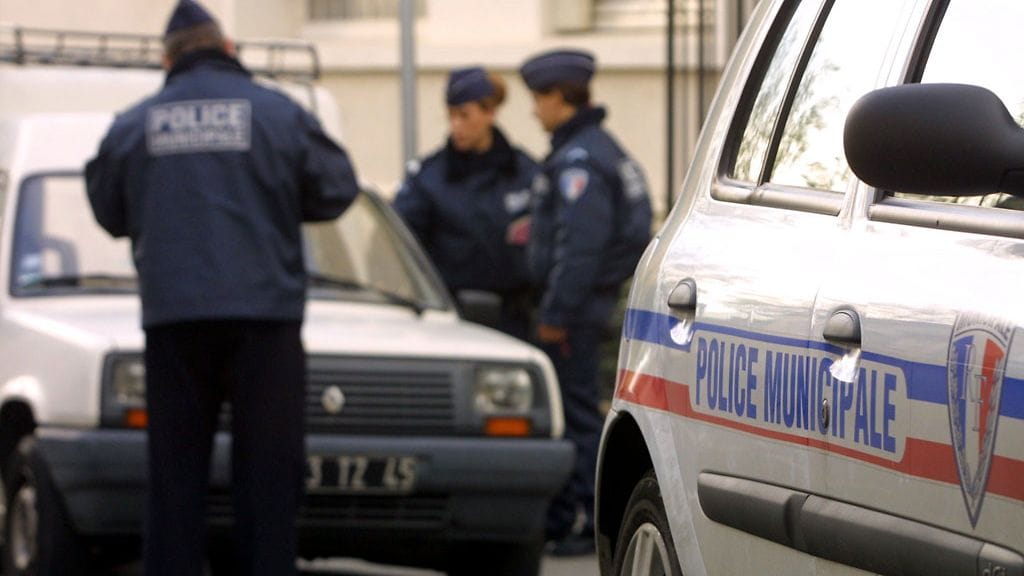 Jos ei ole tietoinen matkakohteensa liikennesäännöistä, kotiin voi saada loman jälkeen sakkoterveisiä. Kuvituskuva.