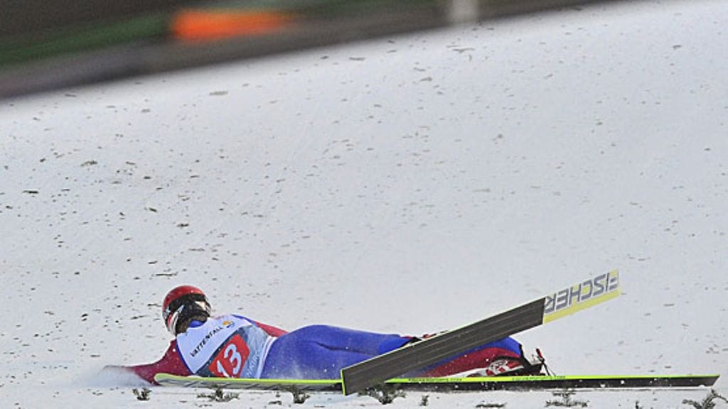 Ville Larinto kaatuneen hyppynsä jälkeen