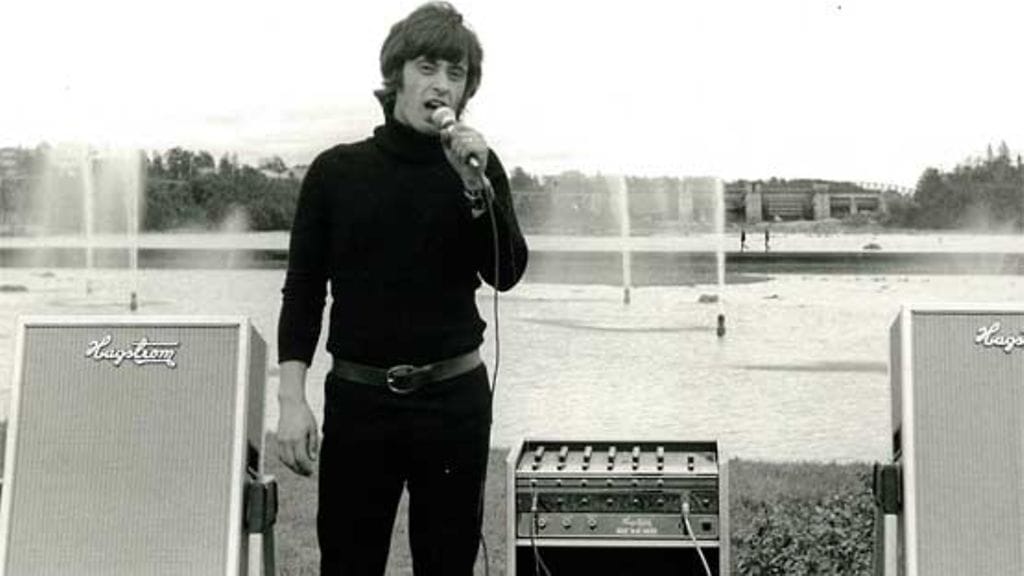 Nuori laulaja testaamassa laitteistoa.