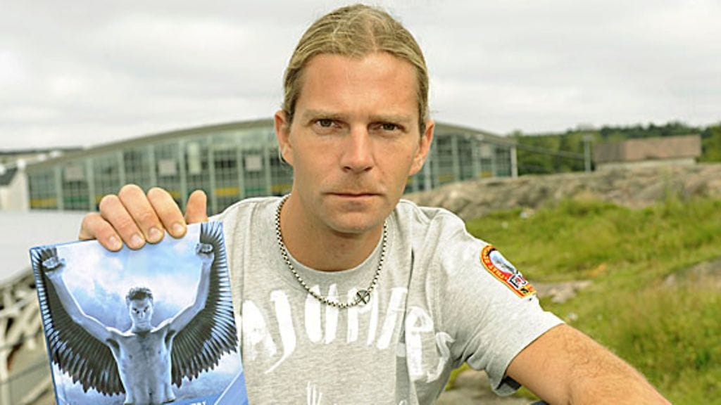 Janne Ahonen ja Kuningaskotka-kirja, kuva: Sari Gustafsson/Lehtikuva