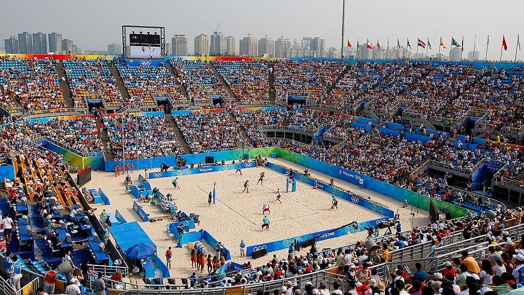 Miesten beach volleyn välieräottelu käynnissä, Peking 2008.