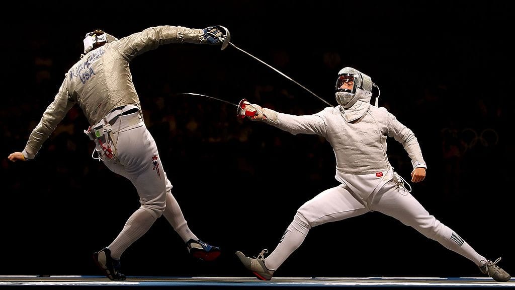 Miekkailussa säilän joukkuekultaa voitti Ranska, jonka Julien Pillet (oik.) ottelee tässä Yhdysvaltojen Tim Morehousea vastaan. Peking, 2008.