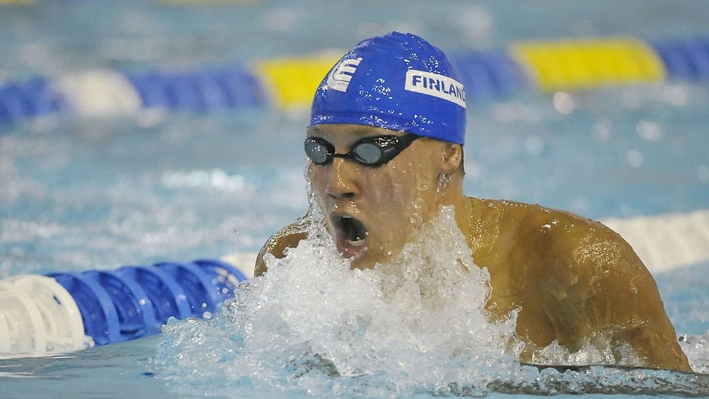 Matti Mattsson 200m rintauintikisassa nuorten EM-uinneissa Helsingissä 2010.