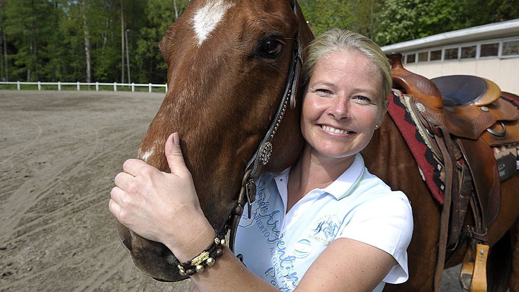 Kouluratsastaja Mikaela Lindh.