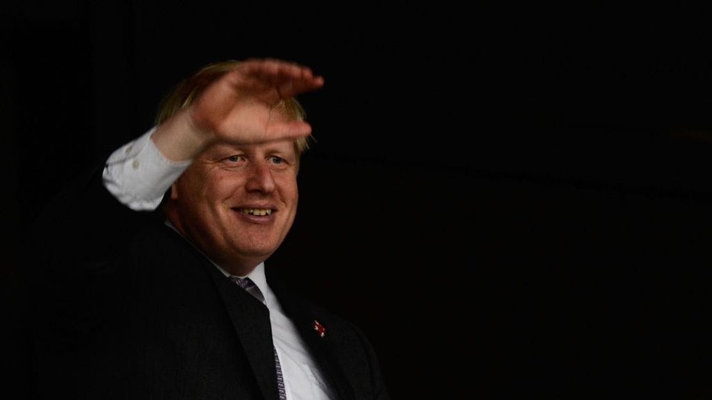 Boris Johnson lupaa kolumnissaan, että britit voivat jatkossakin asua, matkustaa, opiskella ja ostaa asuntoja EU-maista, mutta samoja oikeuksia ei automaattisesti anneta EU-kansalaisille Britanniassa.