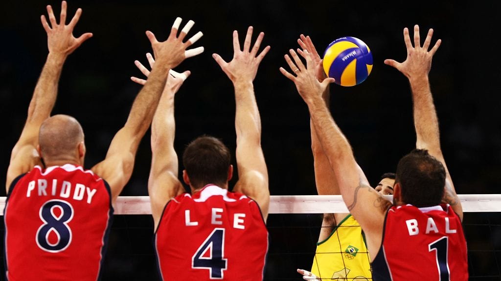 Lentopallofinaalissa USA:n Priddy, Lee ja Ball torjunnassa, Peking 2008.