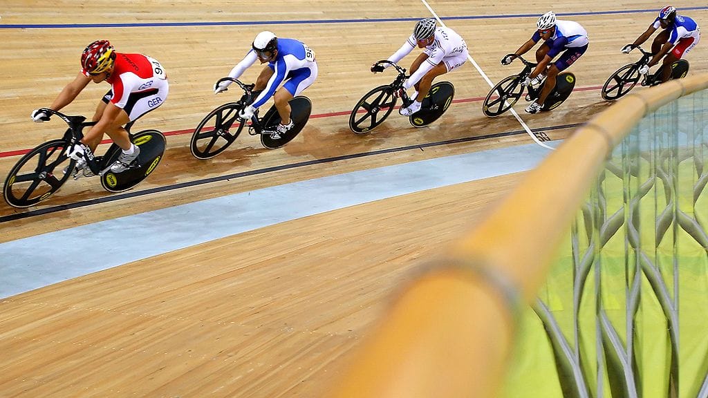 Ratapyöräilyn pisteajon kullan voitti Espanjan Joan Llaneras. Kuvassa johdossa ajaa hopealle sijoittunut Saksan Roger Kluge. Peking, 2008.