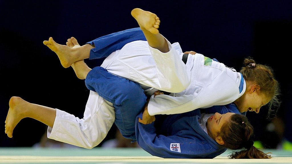 Nina Koivumäki (valkoisessa) vastaan Algerian Lila Latrous, Peking 2008.