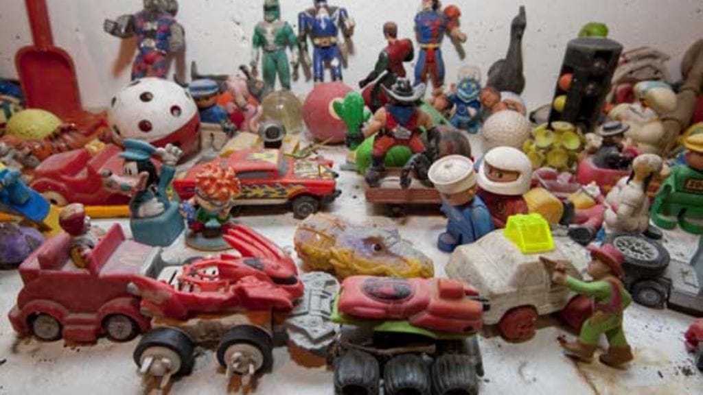 Kuka kaipaa muoviukkoa tai leluautoa?